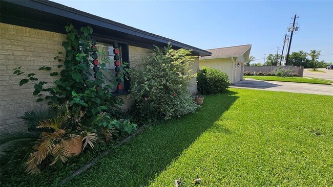 Building Photo - 8103 Royalwood Dr