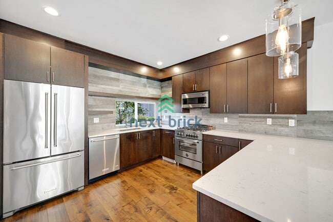 Building Photo - 3 BED & 2 BATH TOWNHOUSE FOR RENT