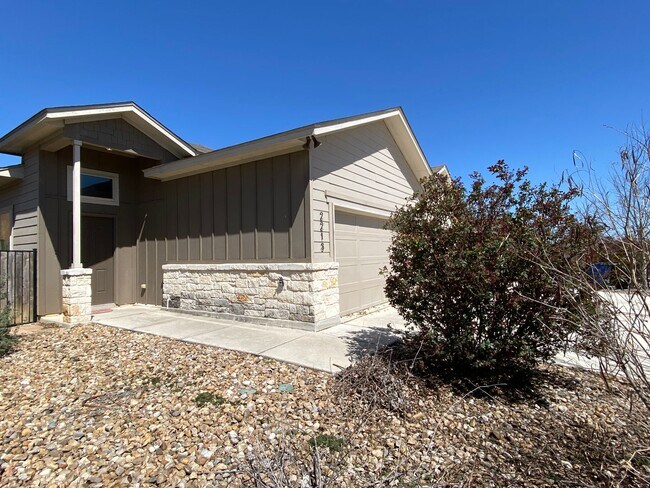 Building Photo - 3/2/2  Located between New Braunfels & Seguin / Fridge Included /  Fenced Backyard / CISD