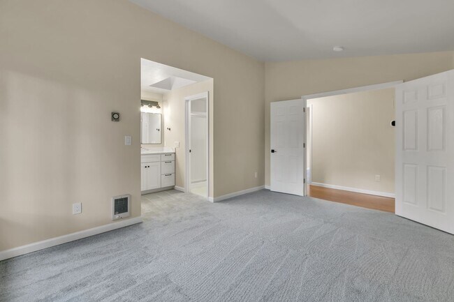 Building Photo - ONE LEVEL LIVING in Peaceful & Private Location!
