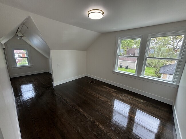 Building Photo - 621 W 44th Pl