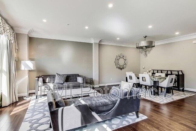 Building Photo - 10821 Symphony Park Dr