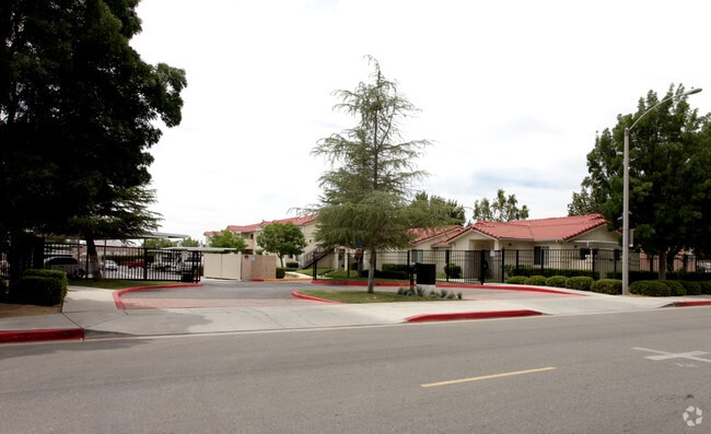 Building Photo - Vintage Woods