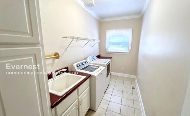 Building Photo - 607 Castle Dr
