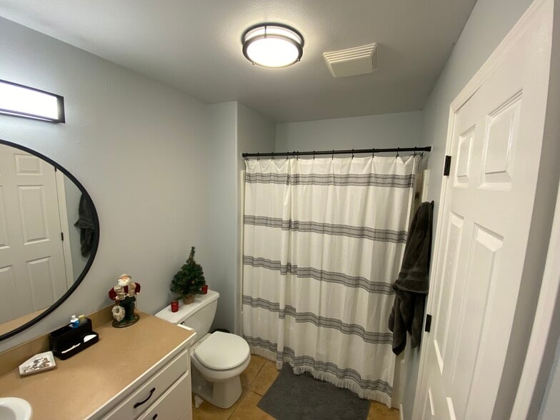 Full bathroom - 2122 Howard St