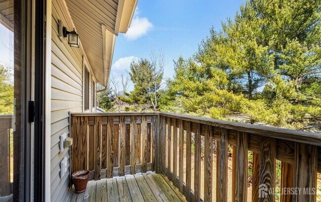 Building Photo - 2310 Ravens Crest Dr
