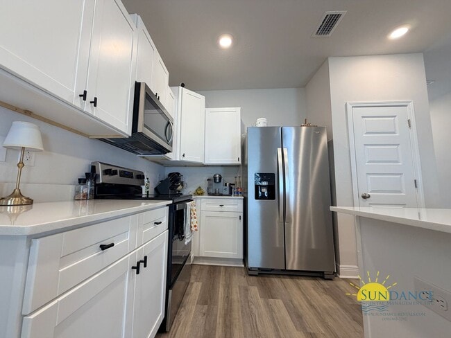 Building Photo - Stunning 3 Bedroom Townhouse in Brittany Oaks!