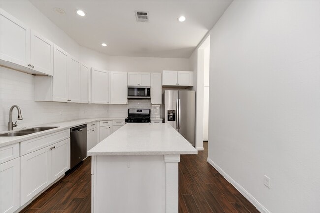 Building Photo - 7902 Parnell St