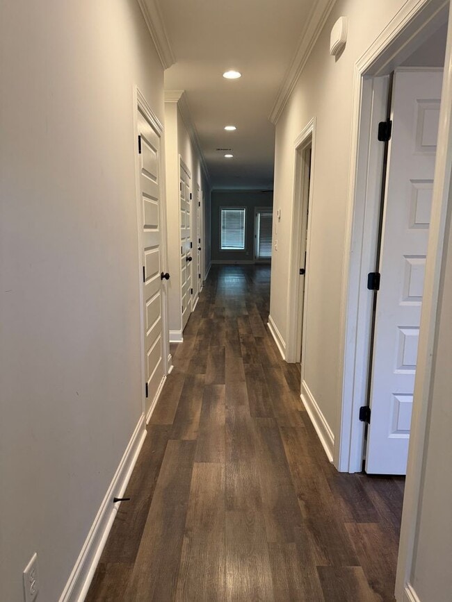 Building Photo - End Unit 3 Bedroom Townhome in Auburn