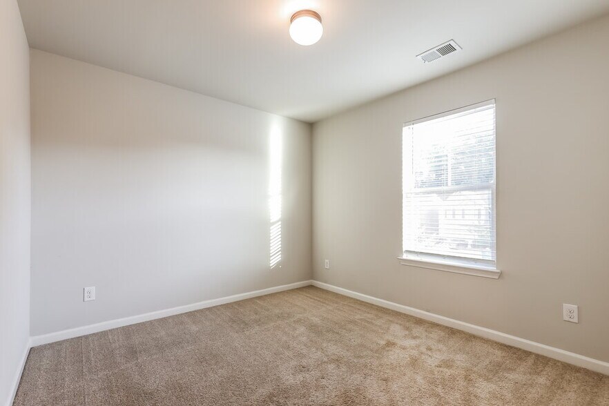Building Photo - 285 Magnaview Dr