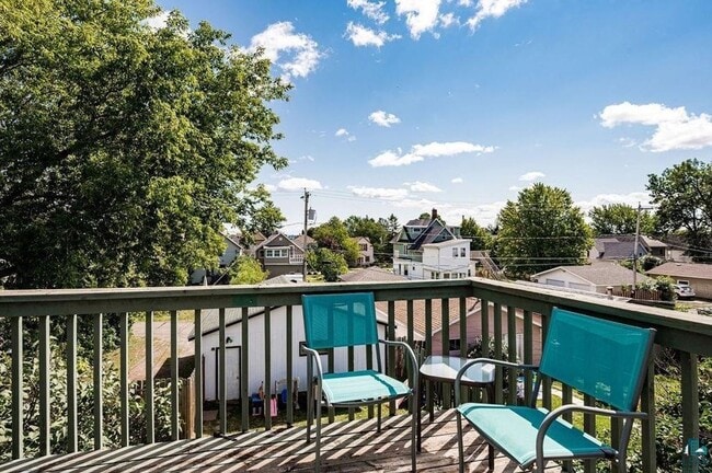 Building Photo - AVAILABLE SEPTEMBER 1st - Beautiful 2 Bed 1 Bath w/ Garage & Fenced Corner Lot