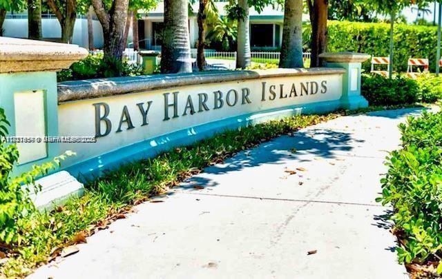 Building Photo - 9971 W Bay Harbor Dr