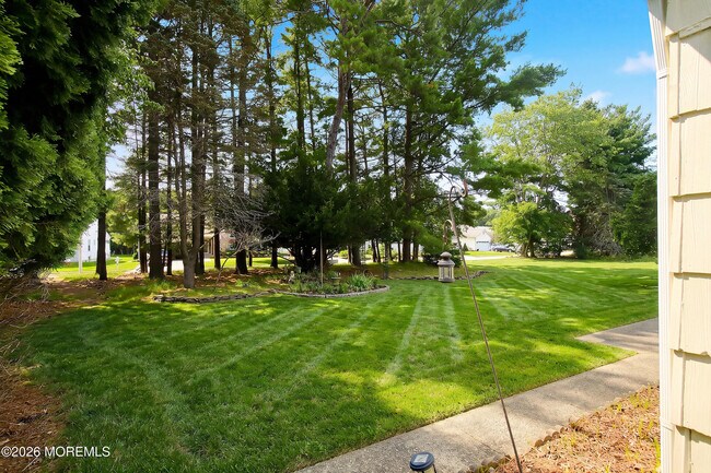 Building Photo - 943 Edgebrook Dr N