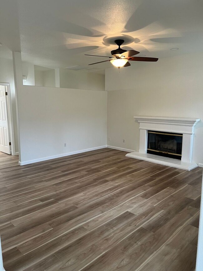 Building Photo - Beautiful Family Home