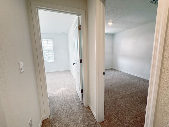 Building Photo - Beautifully maintained 3/2.5 townhome and community with pool!