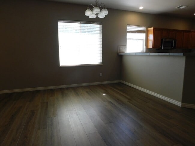 Building Photo - TWO WEEKS FREE RENT IN FOUNTAIN GREENS!