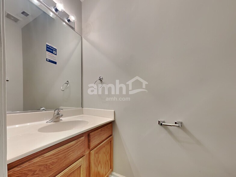 Building Photo - 621 Arbor Cir