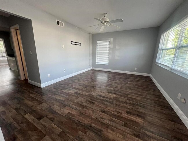 Building Photo - 2072 Los Lomas Dr