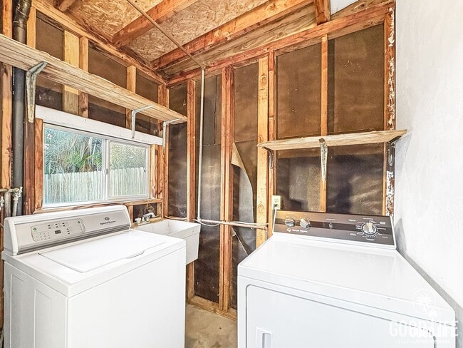 Building Photo - Coastal Charm Meets Modern Living in Beautiful Encinitas