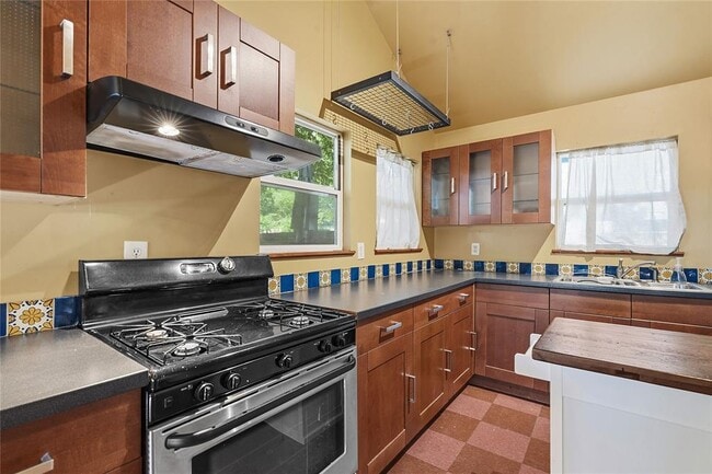 Building Photo - 2207 Santa Rita St