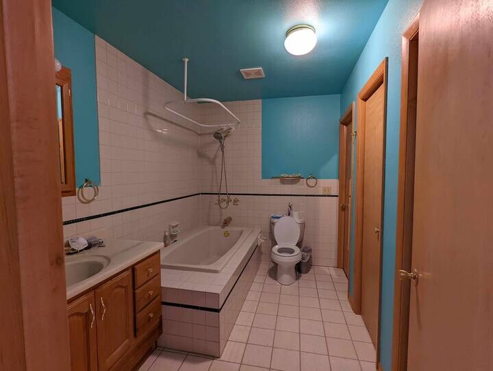 Building Photo - 3841 Ridgeway Ave