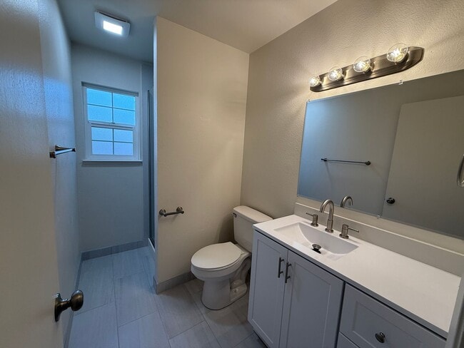 Building Photo - Updated single story near shopping and fre...