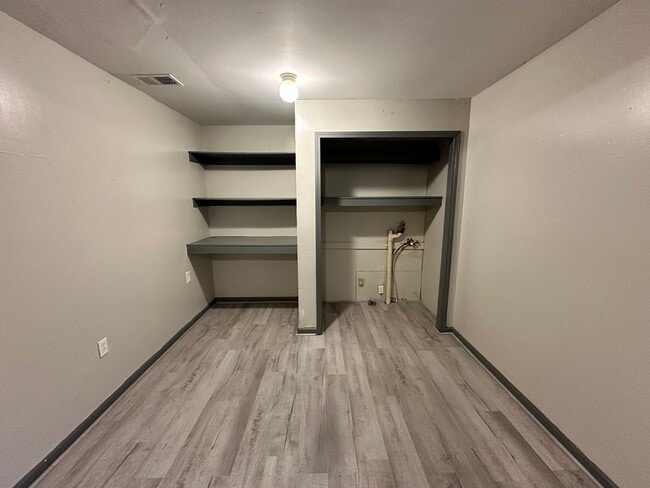 Building Photo - Move -in Special: Charming 3-Bedroom, 1-Ba...