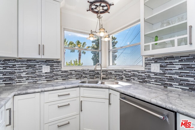 Building Photo - 1541 Selma Dr