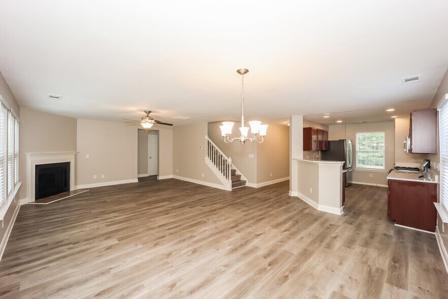 Building Photo - 2080 Valley Creek Dr