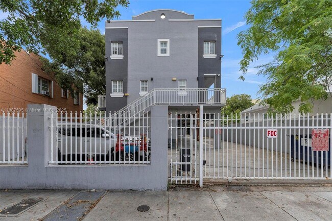 Primary Photo - 1421 SW 3rd St