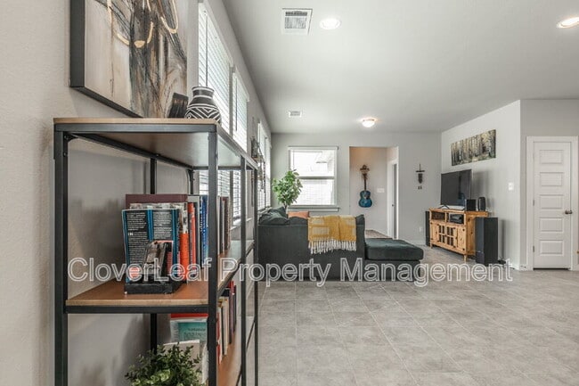 Building Photo - 412 Hortus Dr