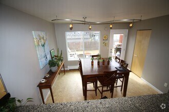 Building Photo - 3 Bedroom Townhouse!