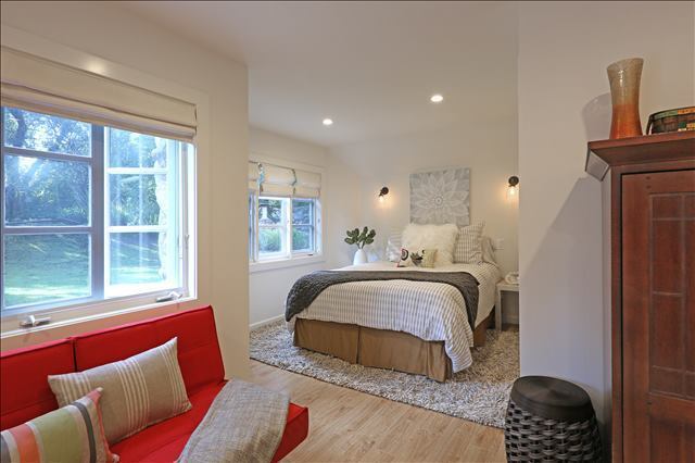 Building Photo - Coming Soon! La Canada Flintridge Contempo...