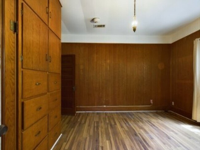 Building Photo - Cozy three bedroom in Hye Texas