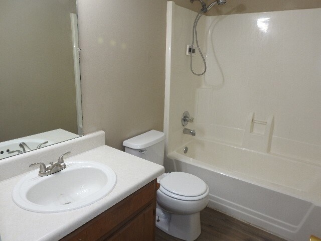 Building Photo - 805 Albin Ct