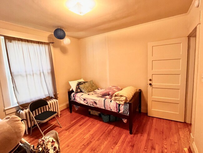 Building Photo - Charming 1920's Single family home near Scott Stadium & UVA for Rent