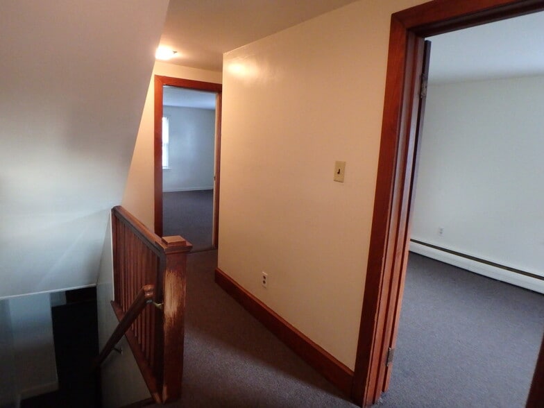 Building Photo - 119 Montour St N