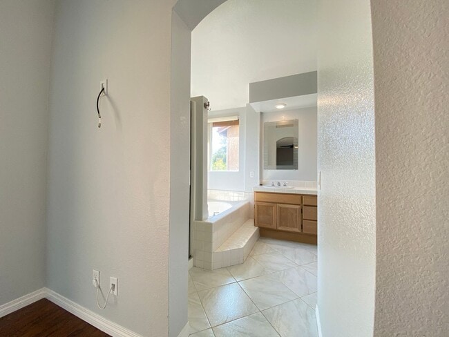 Building Photo - Santa Fe Hills 4 Bedroom Home