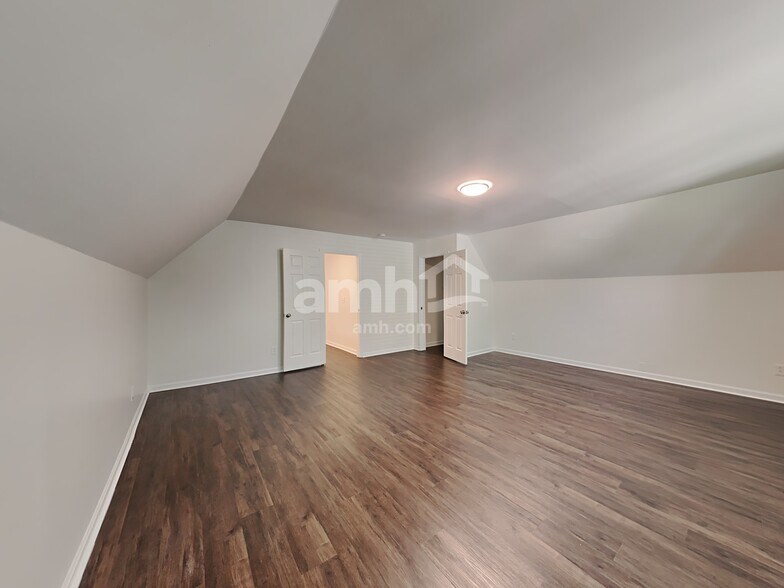 Building Photo - 2807 Sutherland Dr