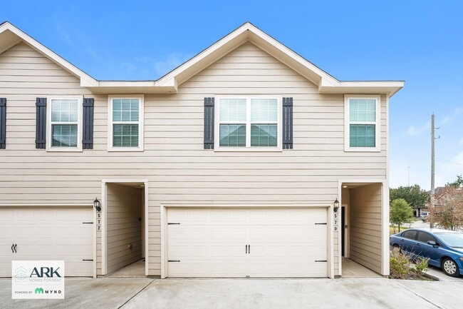 Building Photo - 570 Solomon Ln