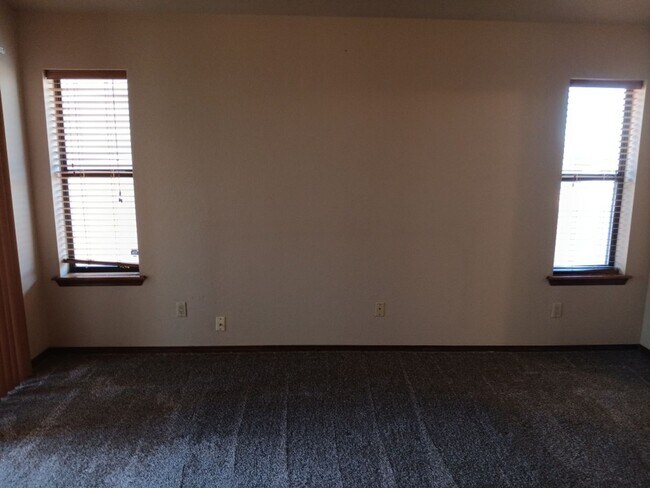 Building Photo - 3 Bedroom, 2 Bathroom Home! Schedule a Showing!