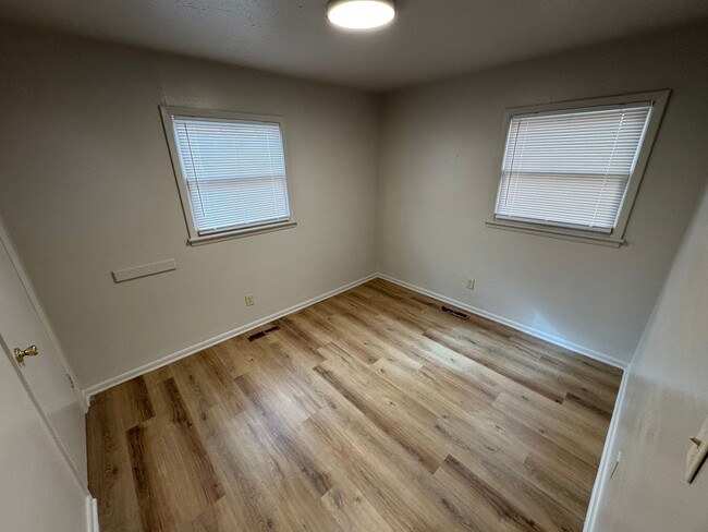 Building Photo - $995 - 3 bed 1 bath - Single Family Home