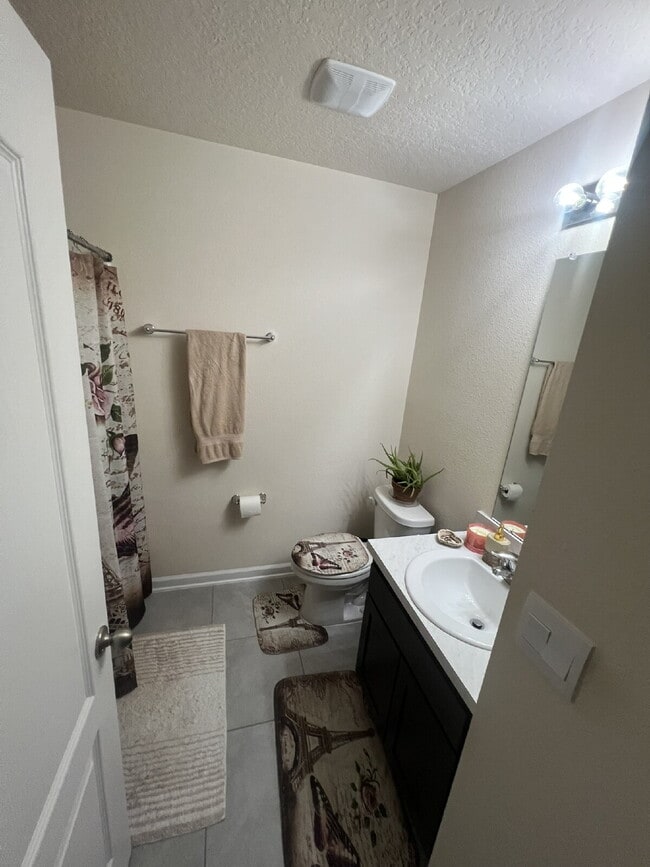 Building Photo - Spacious Townhome in Oakleaf Plantation