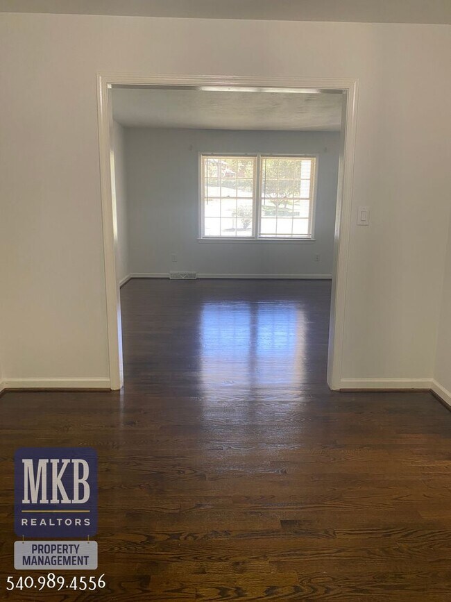 Building Photo - 4 Bedrooms, 2.5 Baths, Split Foyer, Locate...