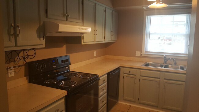 Building Photo - Large Townhome on 44th Avenue