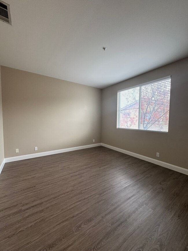 Building Photo - 3 Bed 2.5 Bath Townhome in Orange