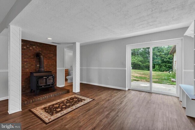 Building Photo - 644 Jasontown Rd