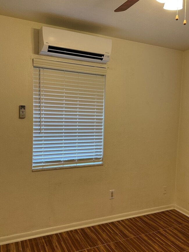 Building Photo - Cute 2 Bedroom 1 Bath with huge Screen Porch