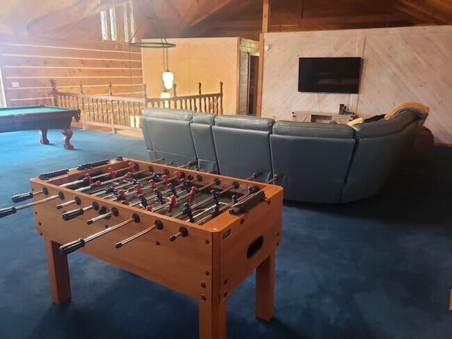 Building Photo - Log Home with close public lake access - A...