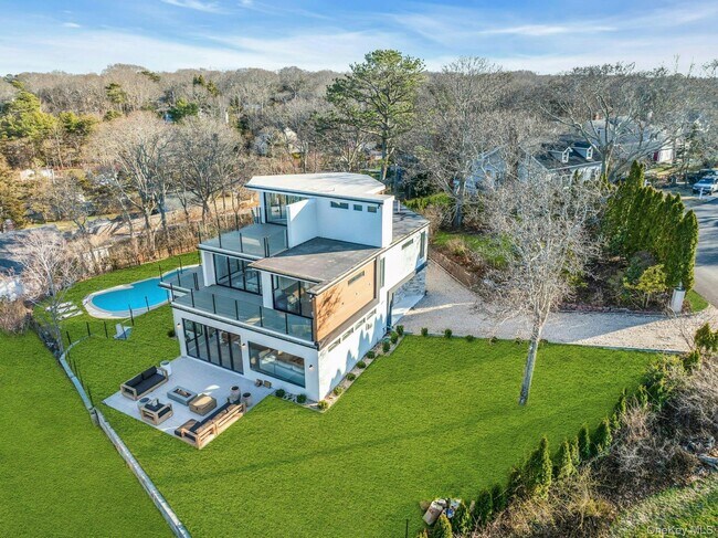 Building Photo - 10 Bay View Dr